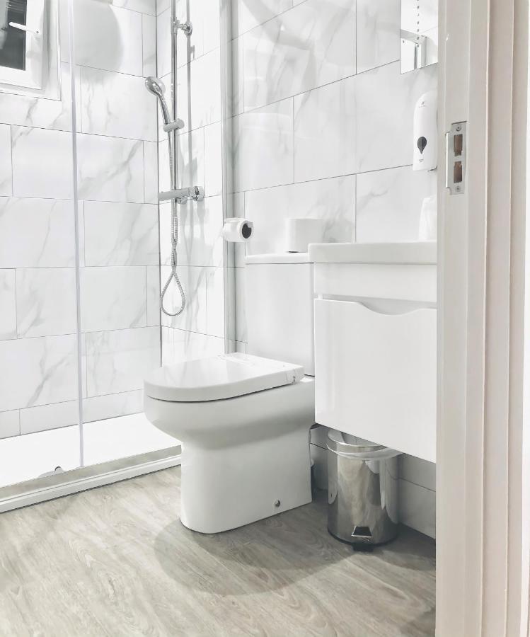 Holtwhites Hotel Энфилд Экстерьер фото