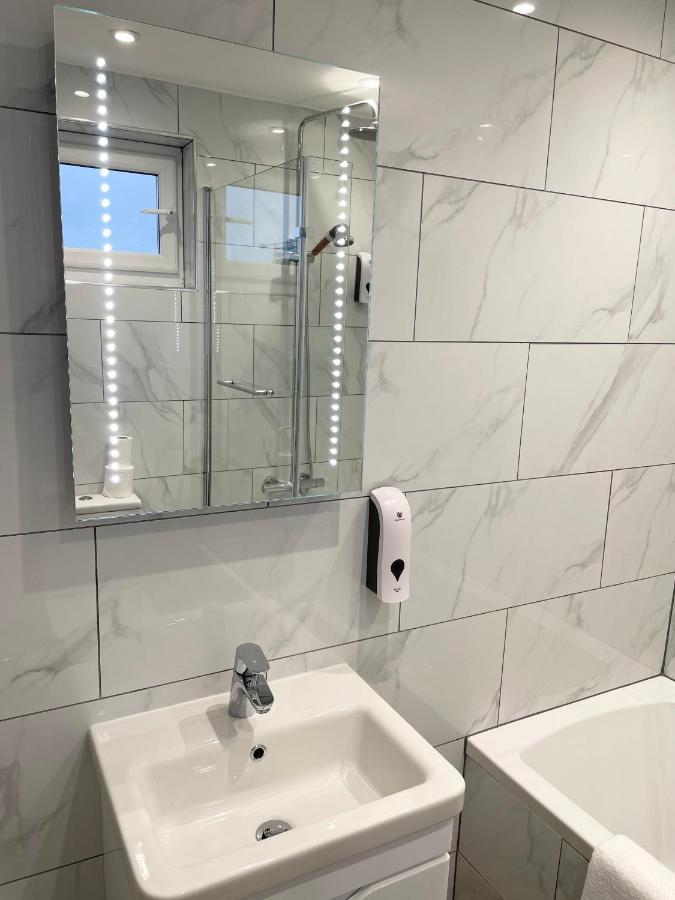 Holtwhites Hotel Энфилд Экстерьер фото