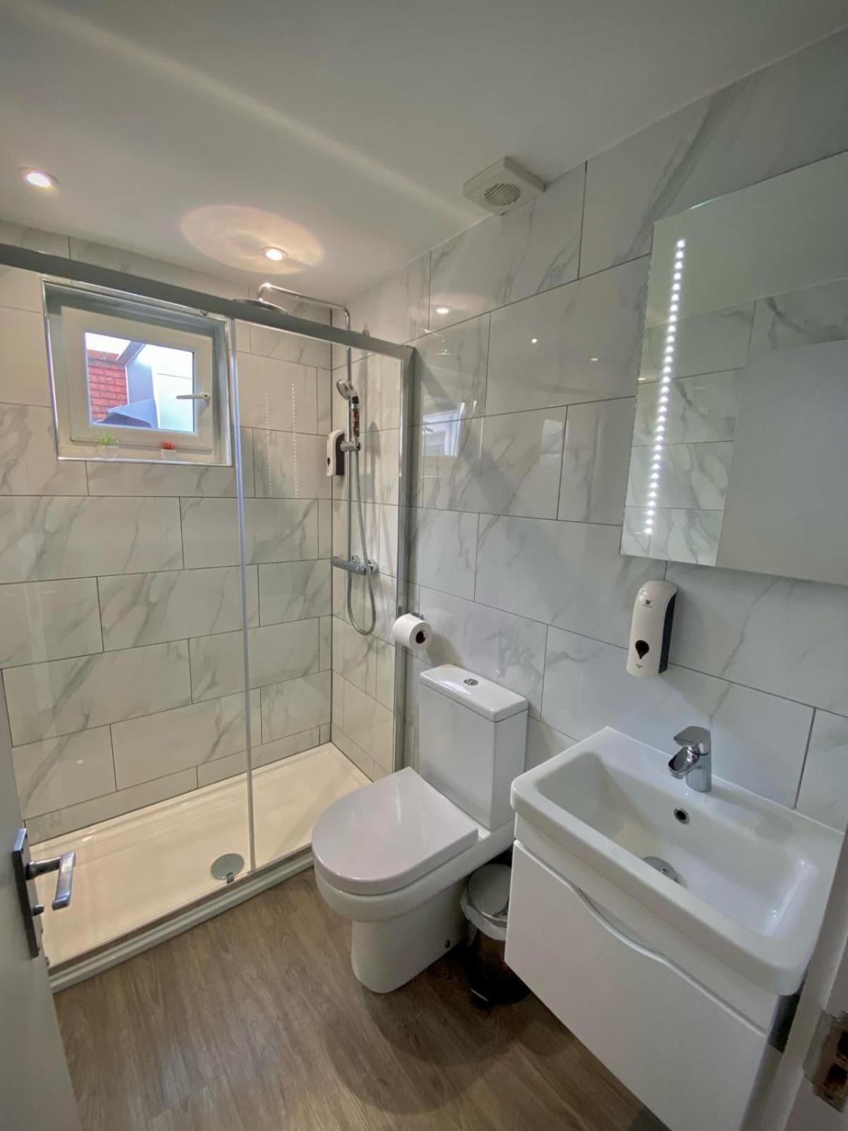 Holtwhites Hotel Энфилд Экстерьер фото