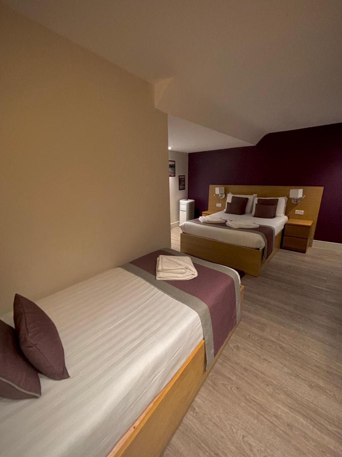Holtwhites Hotel Энфилд Экстерьер фото