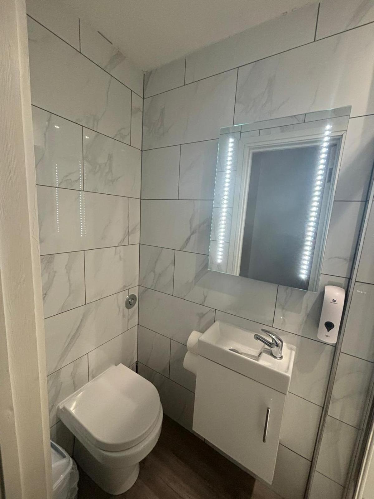 Holtwhites Hotel Энфилд Экстерьер фото
