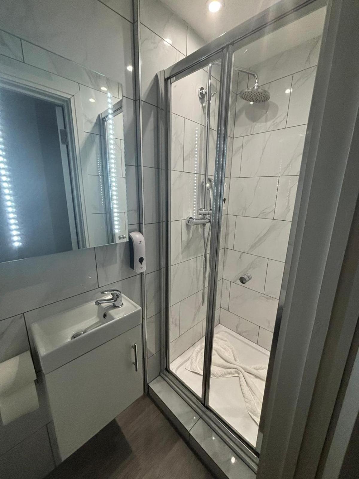 Holtwhites Hotel Энфилд Экстерьер фото