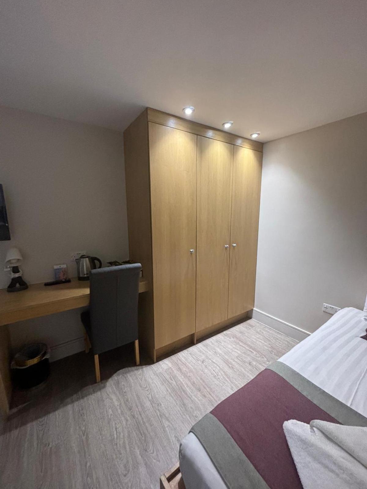 Holtwhites Hotel Энфилд Экстерьер фото