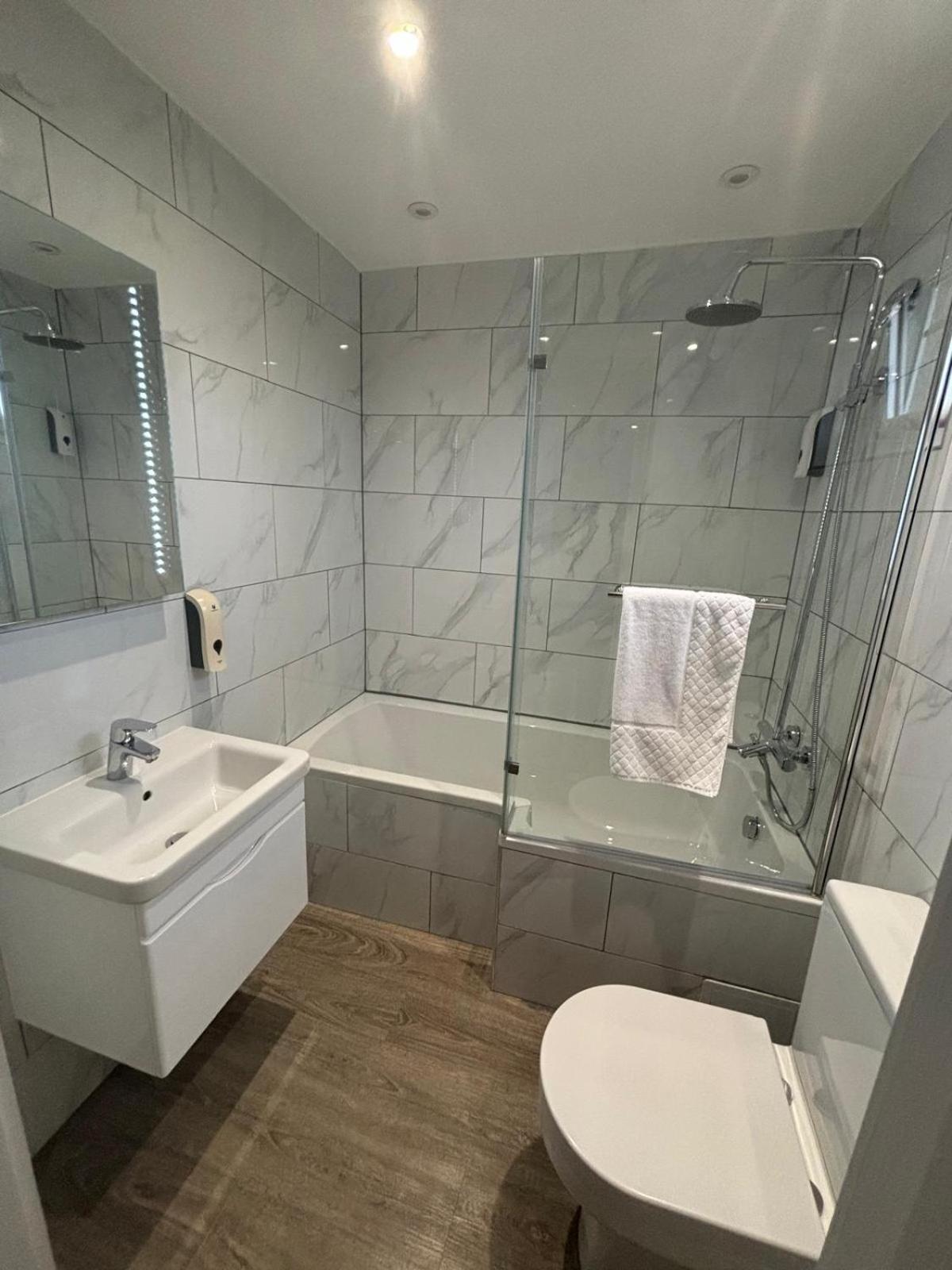 Holtwhites Hotel Энфилд Экстерьер фото