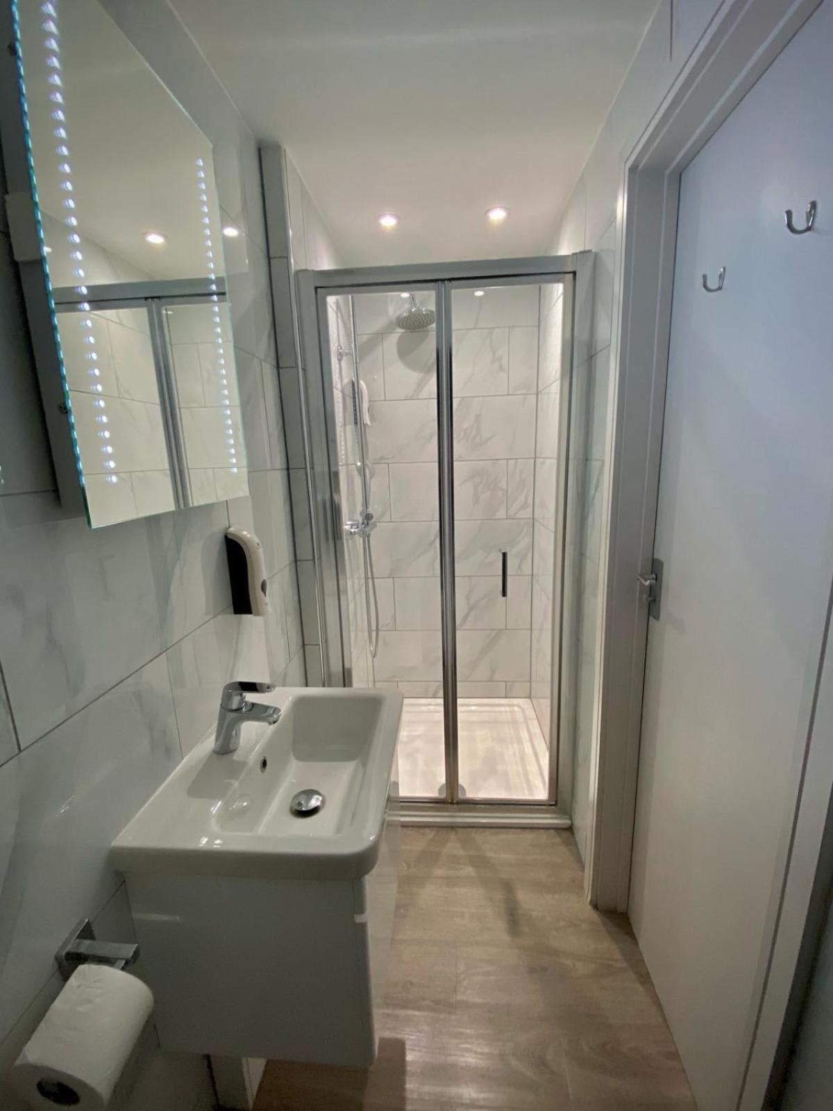 Holtwhites Hotel Энфилд Экстерьер фото